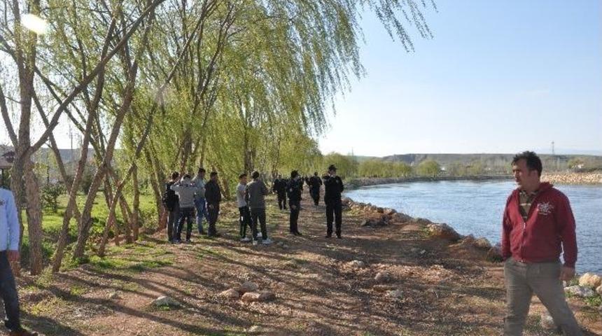 Y&uuml;zme &Ouml;ğrenen Afganistanlı Irmakta Kayboldu