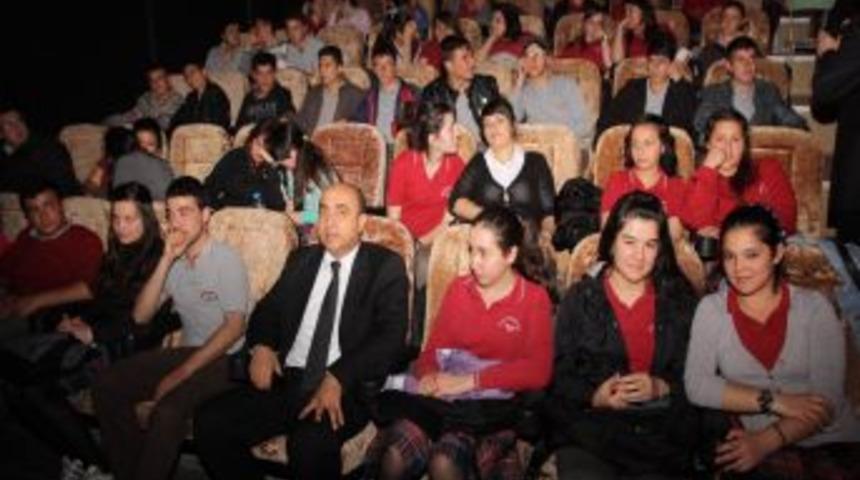 Belediye Başkanı Palta, Lise &Ouml;ğrencileriyle 'Taş Mektep' Filmini Izledi