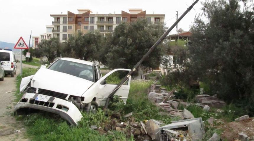 Kadın S&uuml;r&uuml;c&uuml;, Iki &Ccedil;ocuğuyla Elektrik Direğine &Ccedil;arptı