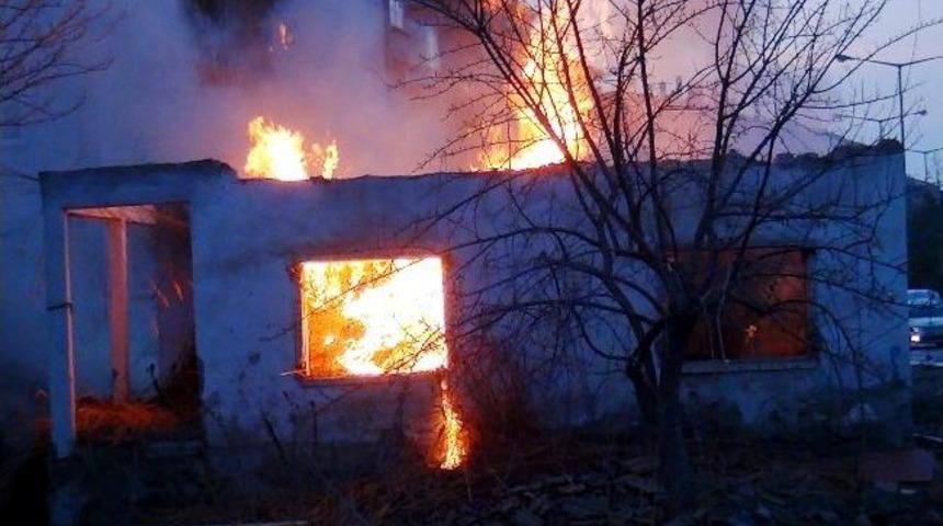 Kullanılmayan Ev Alev Alev Yandı