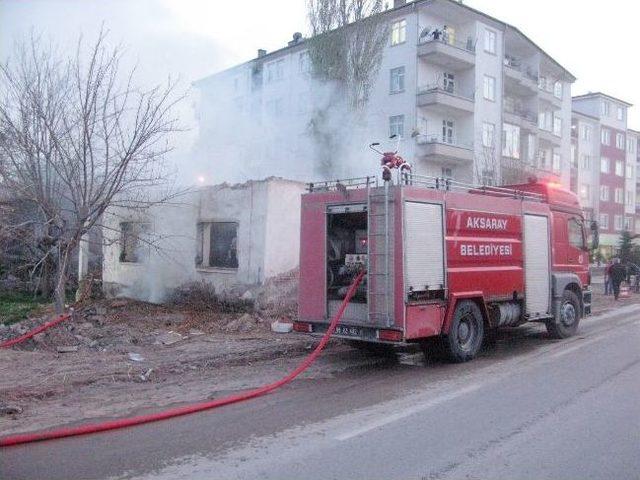 Kullanılmayan Ev Alev Alev Yandı