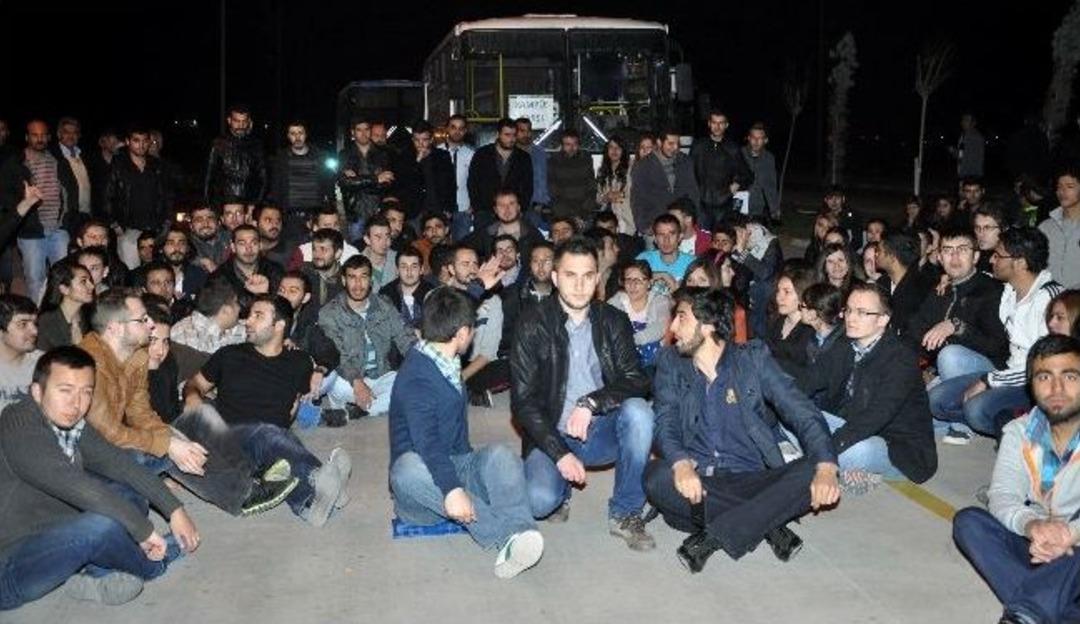 As&uuml; &Ouml;ğrencileri Gece Oturma Eylemi Yaptı