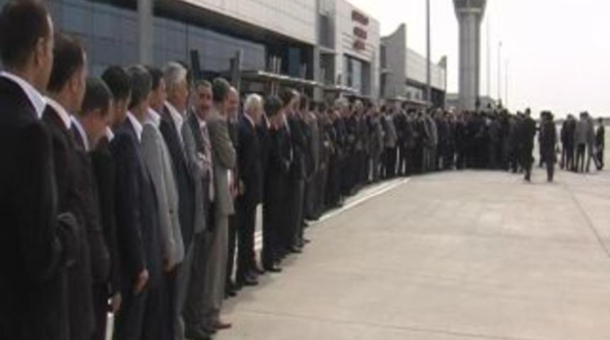 Bakanı karşılama kuyruğu