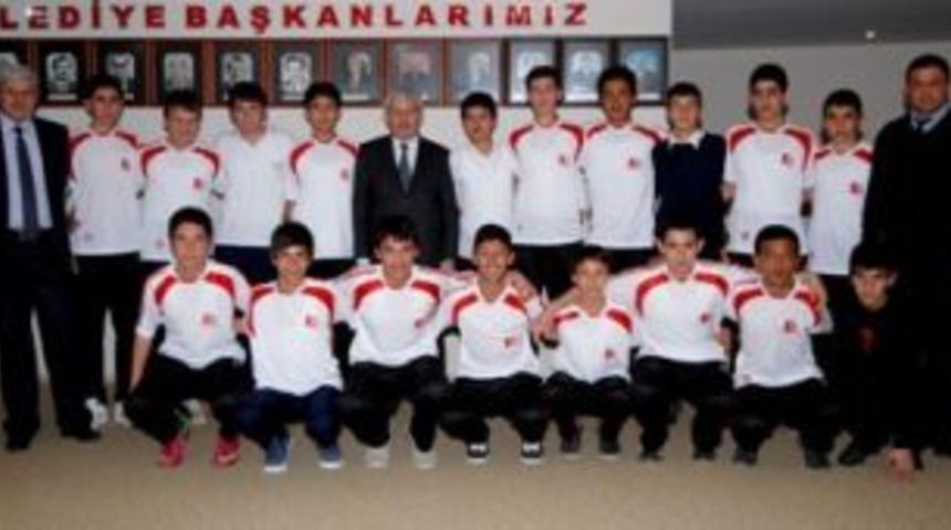 Şampiyon gen&ccedil;lerden &Ccedil;etinkaya&rsquo;ya ziyaret