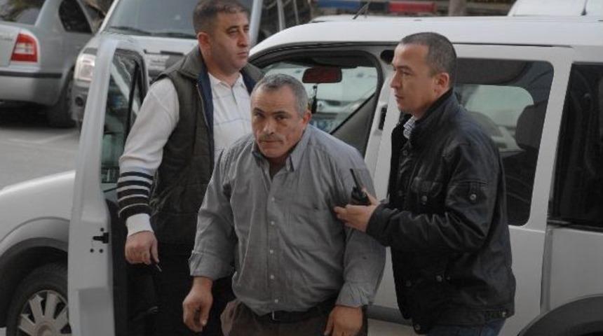 İşyerinin Camını Kıran Genci Vurdu