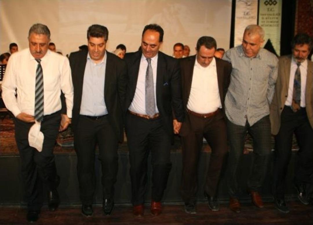 Vanlılar T&uuml;rk&uuml;lerle Coştu