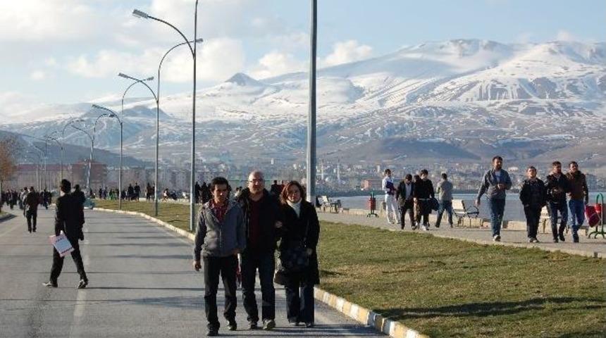 G&uuml;zel Havayı Fırsat Bilenler Sahile Akın Etti