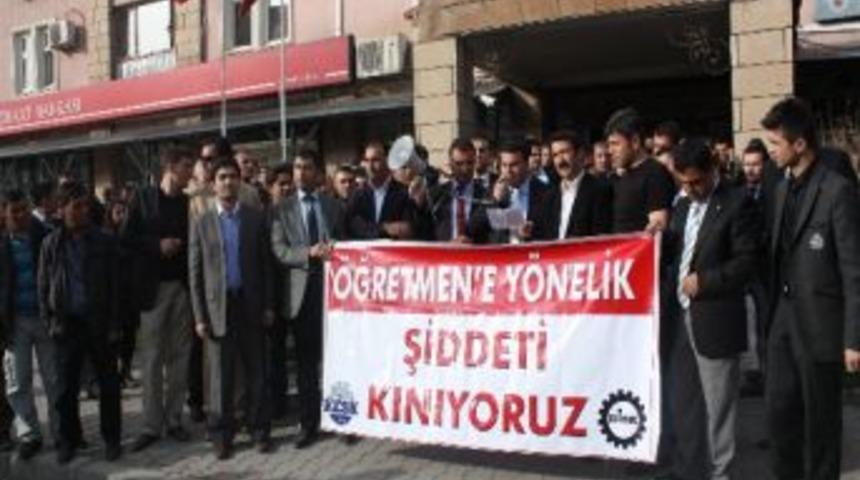 &Ouml;ğretmene Saldırı Kınandı