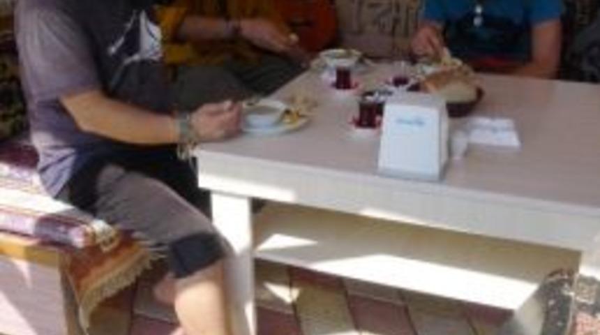 Y&uuml;r&uuml;yerek D&uuml;nyayı Geziyorlar