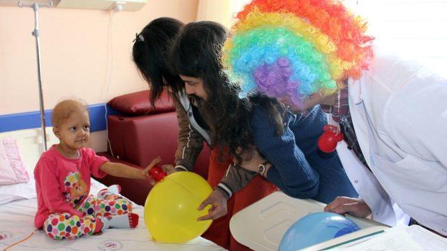Tıp Öğrencileri, Hasta Çocuklar Icin Şenlik Düzenledi
