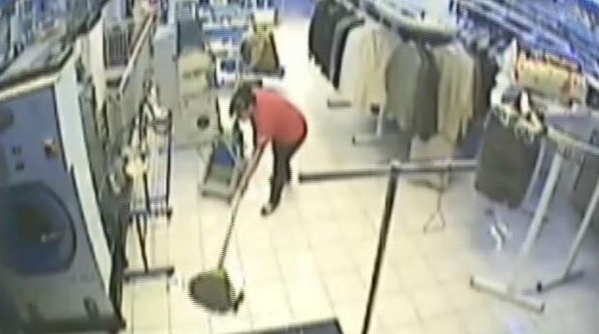 Titiz Hırsız, İz Bırakmamak İ&ccedil;in Ayakkabısını &Ccedil;ıkarttı