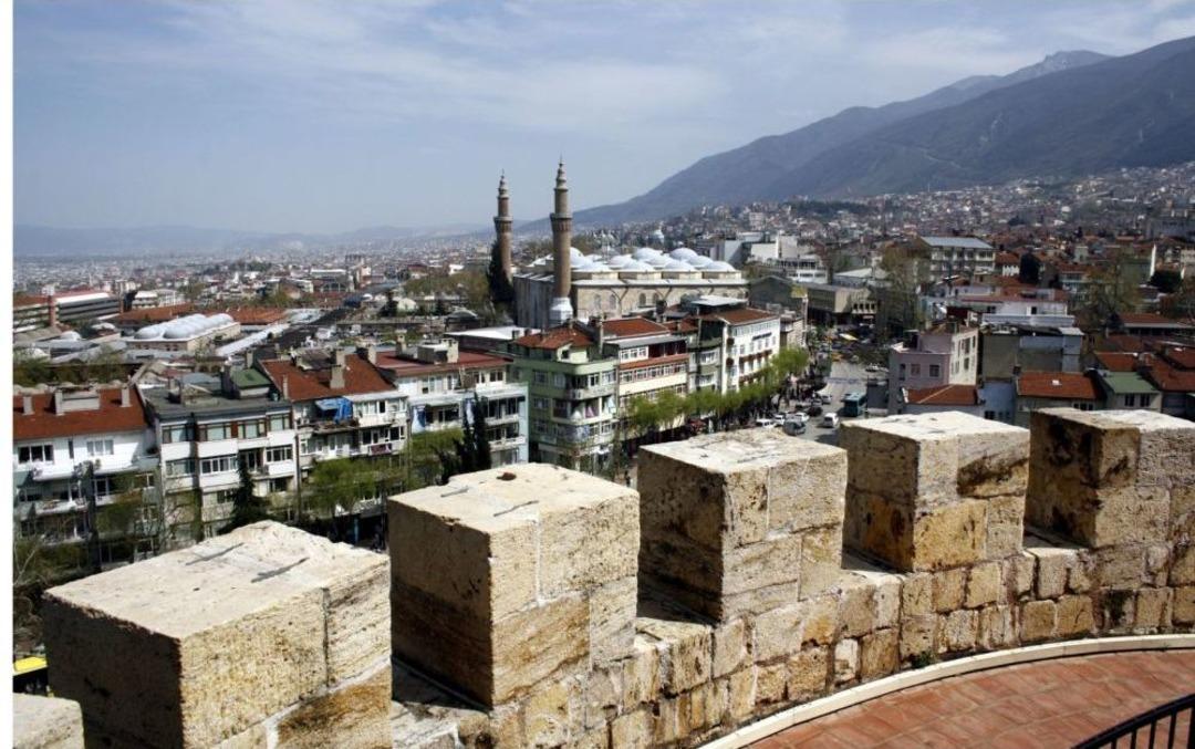 Liseli gen&ccedil;lerin tarihi surlarda esrar partisi