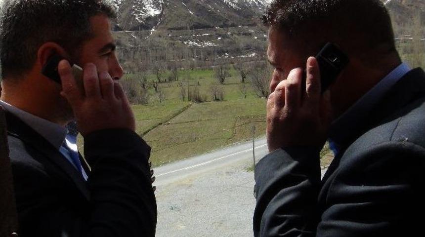 Cami Minaresinde Şebeke Arıyorlar