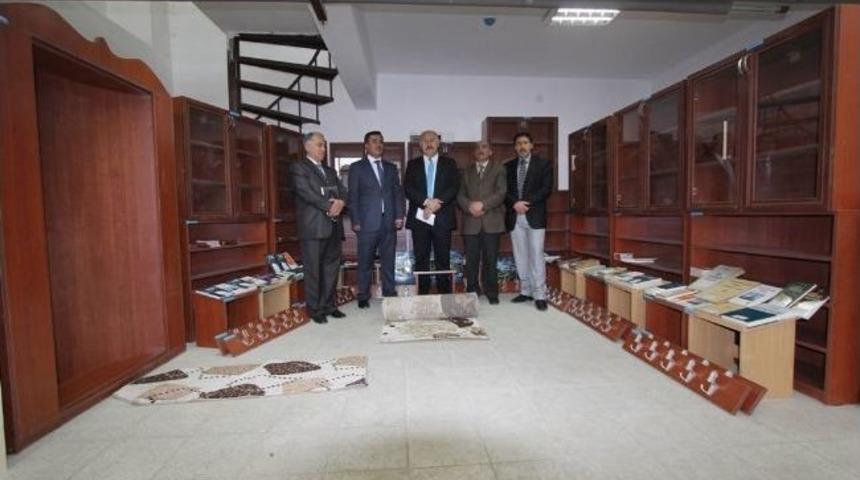 Bayburt Belediyesi'nden Okullara Mescit Malzemesi