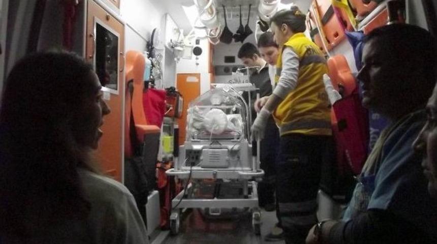 Otomobil Şarampole Yuvarlandı: Biri Bebek 4 Yaralı