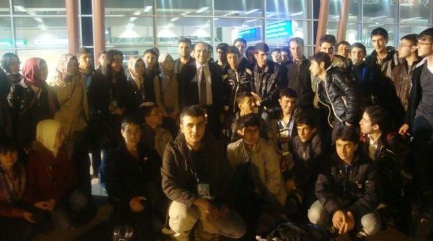 Milletvekili B&uuml;nyamin &Ouml;zbek Gen&ccedil;lere Jest Yaptı