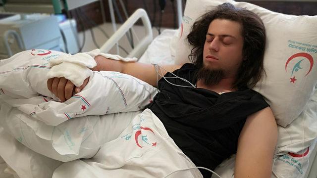 İllüzyonist Aref'i kobra yılanı ısırdı (2)