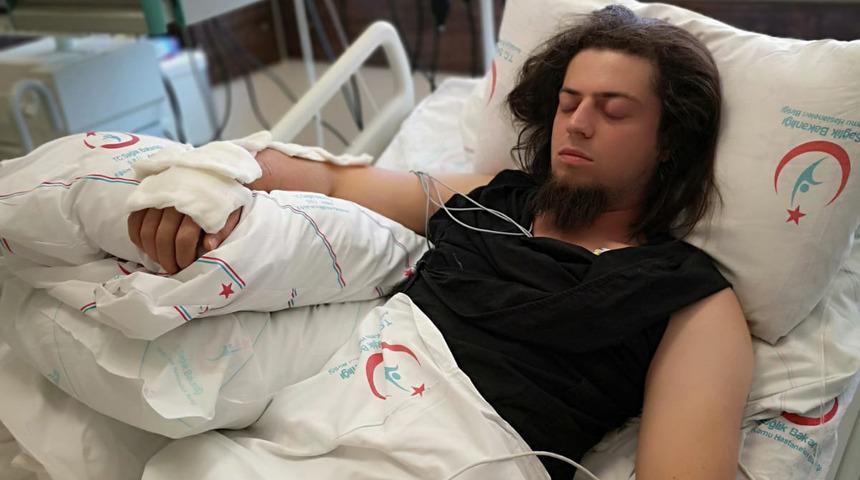 İll&uuml;zyonist Aref'i kobra yılanı ısırdı (2)