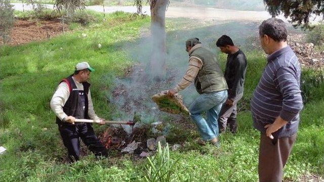 Fethiye'de Mezarlıklarda Temizlik Çalışmaları Devam Ediyor