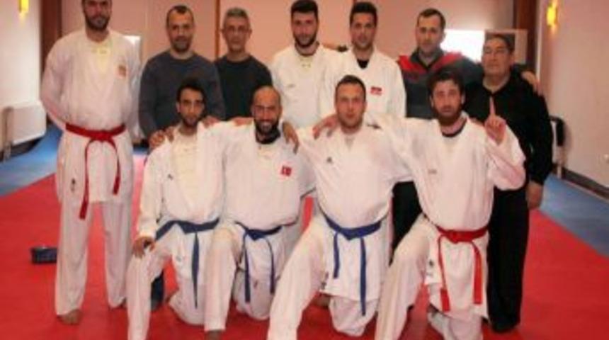 Erkek Karateciler Kartepe&rsquo;de Form Tuttu