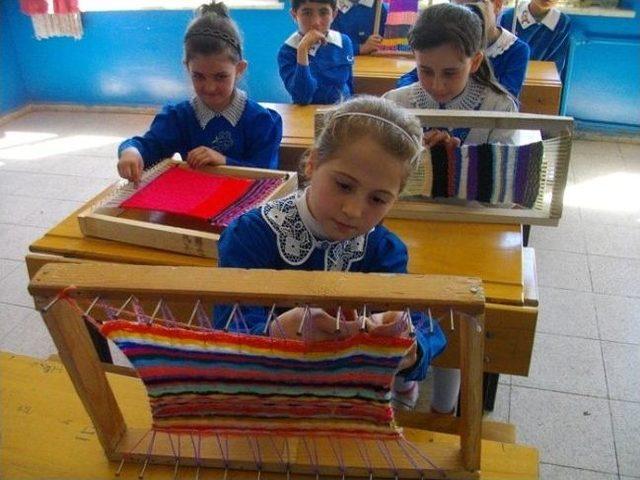 Minikler Kilim Dokumasını &Ouml;ğreniyor 1