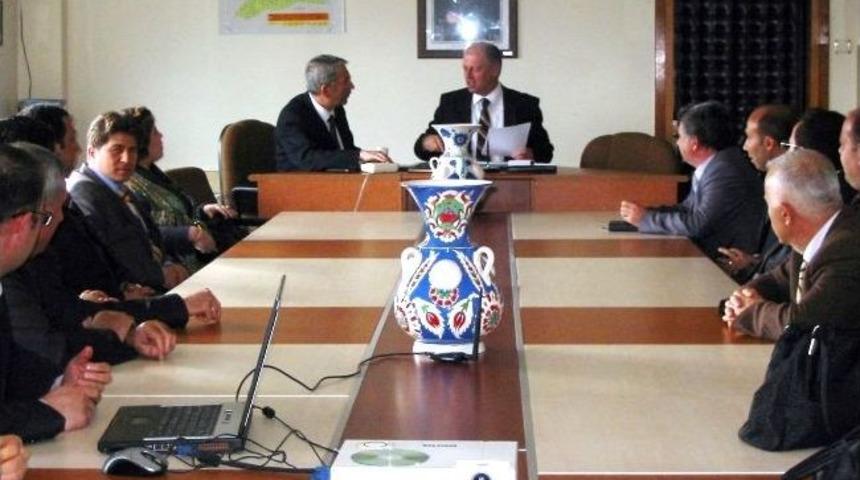 Gediz Kaymakamı &Ccedil;orumluoğlu, Başarılı Eğitimcileri &Ouml;d&uuml;llendirdi