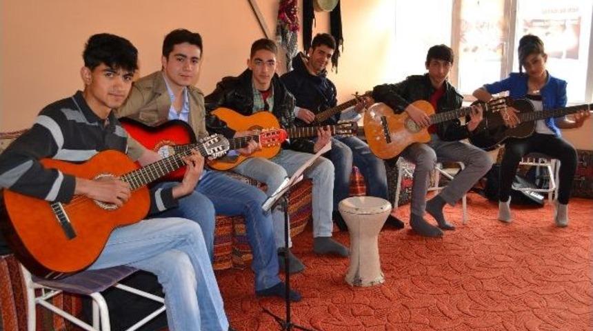 Van&rsquo;da Gitar Kursuna B&uuml;y&uuml;k İlgi