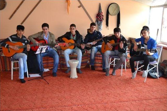 Van’da Gitar Kursuna Büyük İlgi