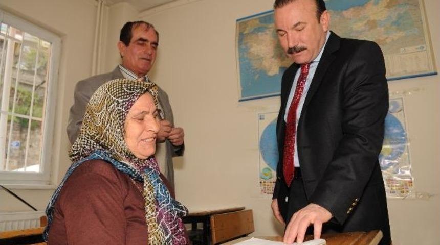 Doğan, İzmek Kursiyerlerini Ziyaret Etti