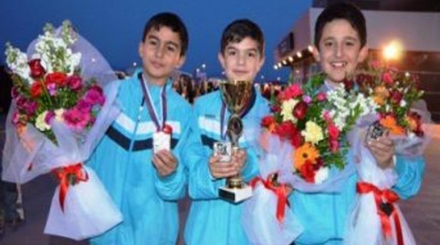 Karatenin G&uuml;m&uuml;ş &Ccedil;ocuklarına Coşkulu Karşılama