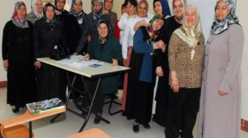 G&ouml;n&uuml;l Elleri, Okuma Yazma Bilmeyen Ev Hanımlarını Okullu Yaptı