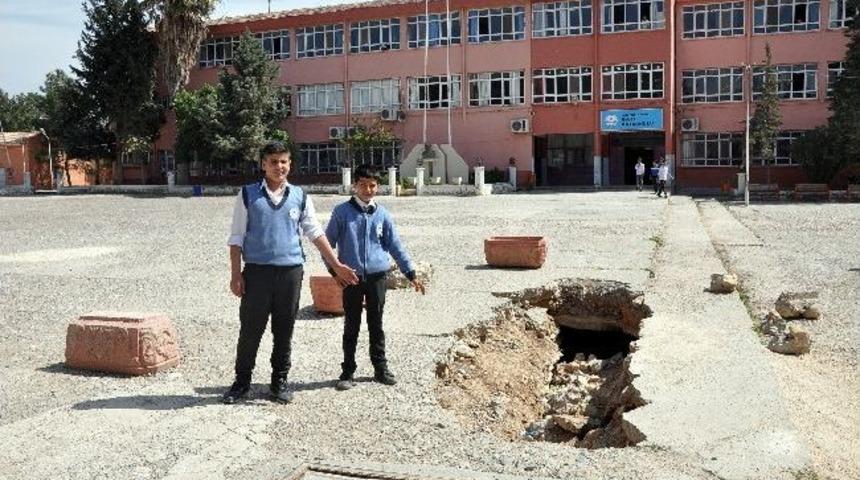 Nusaybin'de Okul Bah&ccedil;esinde A&ccedil;ılan &Ccedil;ukurlar Tehlike Sa&ccedil;ıyor