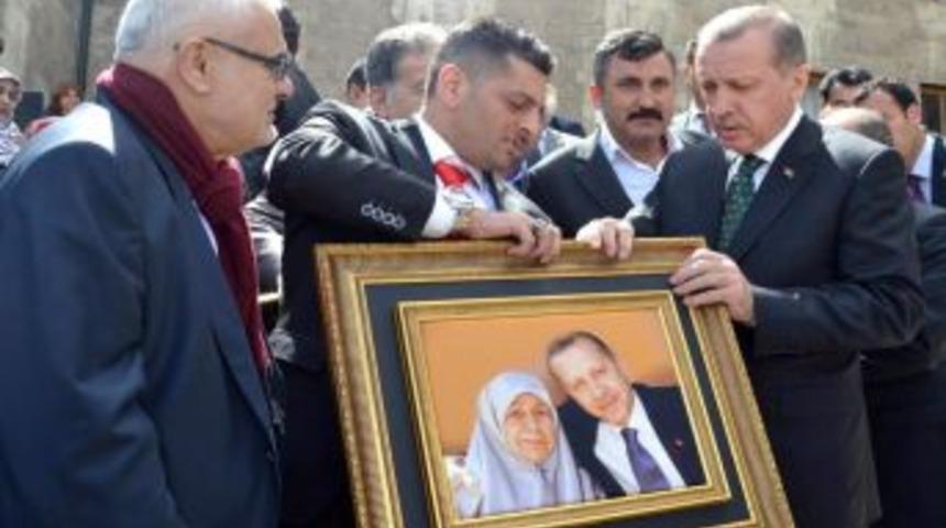 Bursa'nın Meşhurlarını Başbakan Erdoğan'a Takdim Ettiler
