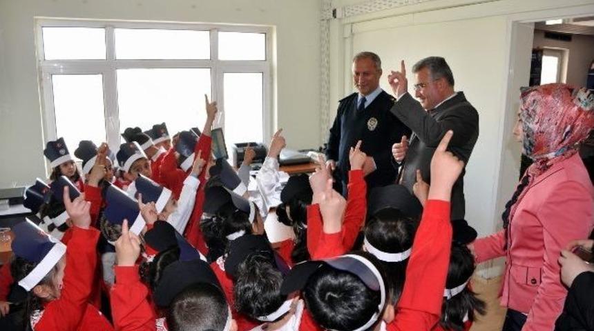 Minik &Ouml;ğrenciler Polis Haftasını Kutladı