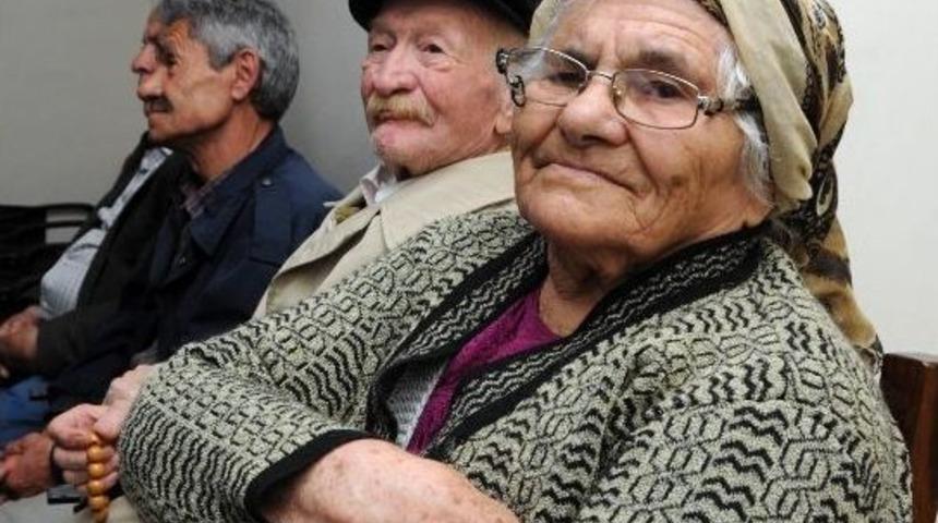 Yaşlılar G&uuml;neşev'i Gezdi