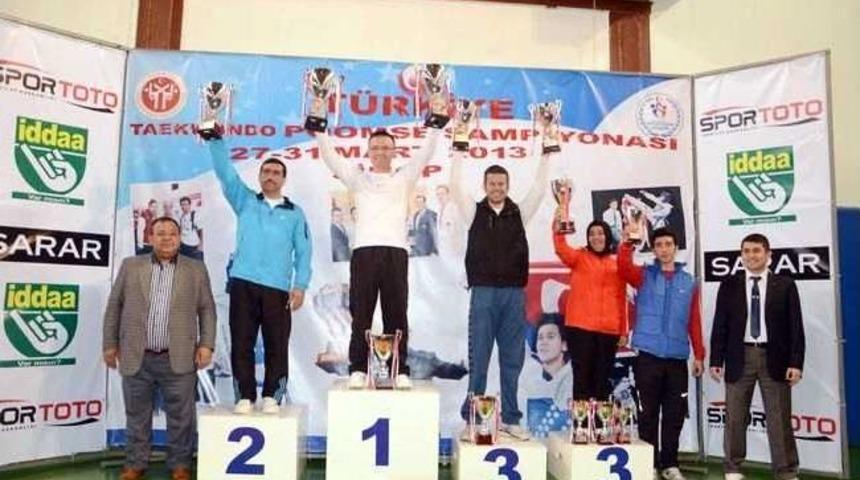 Balıkesirli Tekvandocular Altın Ve G&uuml;m&uuml;ş İle D&ouml;nd&uuml;