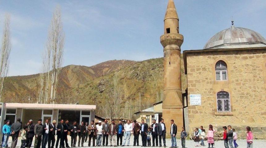 Bitlisli K&ouml;yl&uuml;ler Cami Minaresinde Şebeke Arıyor