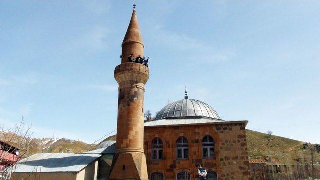 Bitlisli Köylüler Cami Minaresinde Şebeke Arıyor