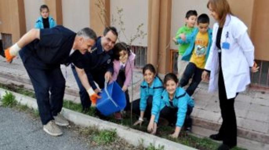 Erciyes Koleji &Ouml;ğrencileri Fidan Dikti