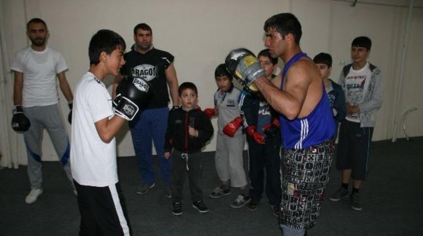 Şampiyon Kaya Kardeşler Gen&ccedil; Boks&ouml;rler Yetiştiriyor