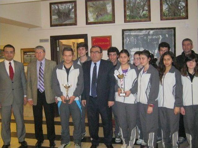 Menderes Anadolu Lisesi Badmintonda Şampiyon Oldu