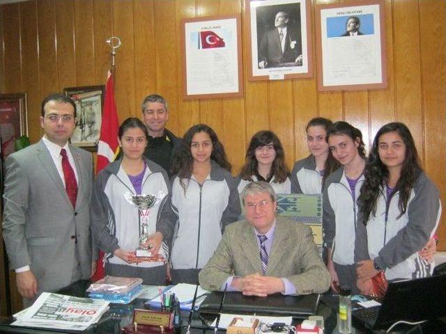 Menderes Anadolu Lisesi Badmintonda Şampiyon Oldu