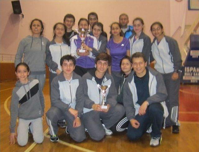 Menderes Anadolu Lisesi Badmintonda Şampiyon Oldu