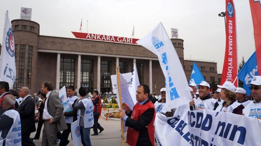 Demiryolu &Ccedil;alışanları, &Ouml;zelleştirmeye Karşı 6 Kilometre Y&uuml;r&uuml;d&uuml;