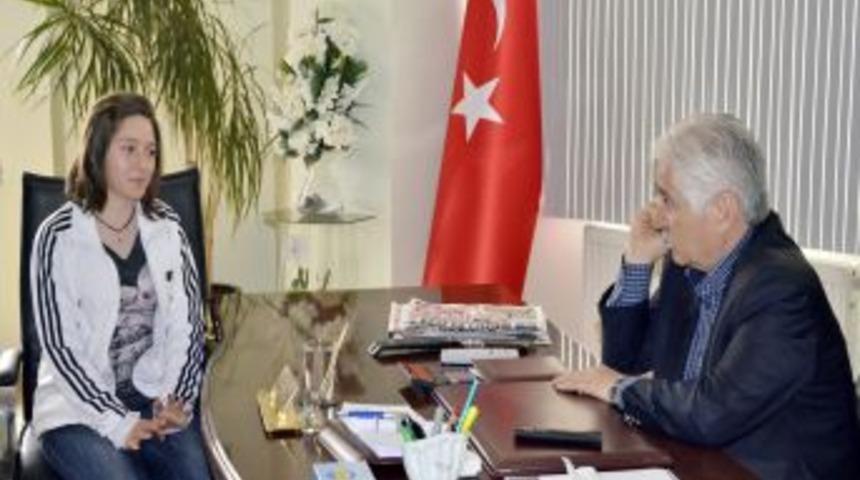 Milli Kayak&ccedil;ıyı Belediye Başkanı Altınla &Ouml;d&uuml;llendirdi