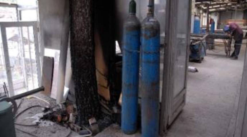 İşyerini Ateşe Verdi