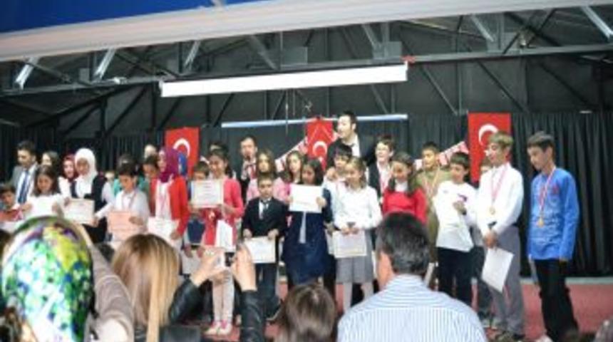 Maketlerle &Ccedil;anakkale'yi Anlattı, &Ouml;d&uuml;lleri Kaptılar