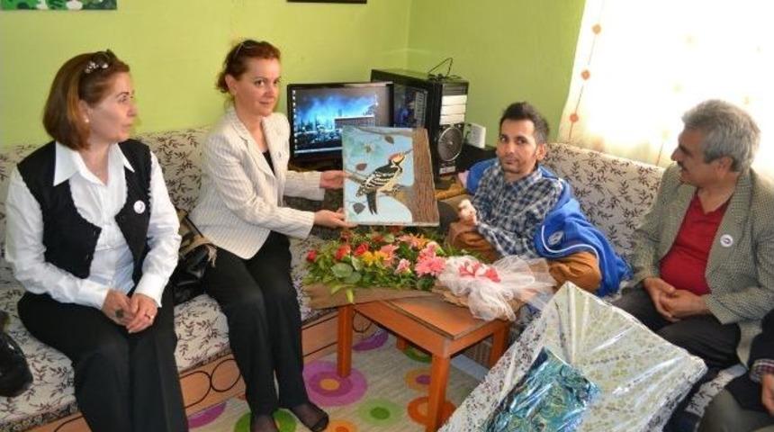 R&uuml;ya Erkayıran, Şehit Ve &Ouml;z&uuml;rl&uuml; Ailelerini Ziyaret Etti