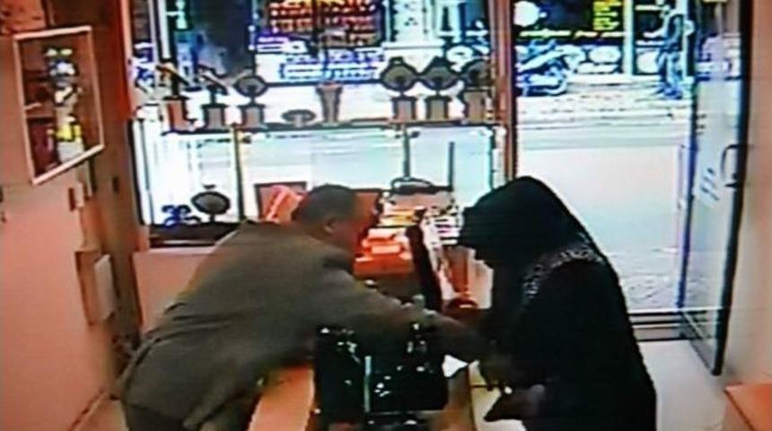 Kuyumcudan Bilezik Çalarken Yakalandı