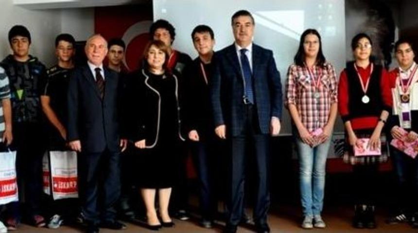 Vali Al&rsquo;dan Ygs Şampiyonuna &Ouml;d&uuml;l